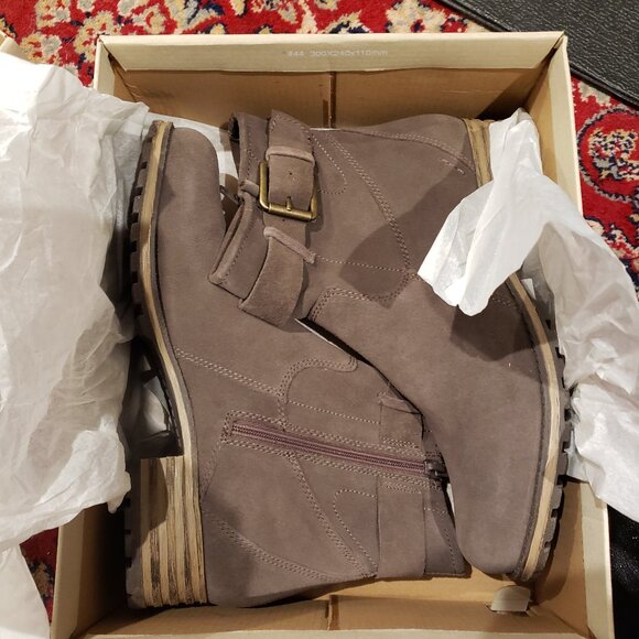 New in Box Clarks Marana Amber Taupe Suede Ankle Boots - Size 8 - Picture 2 of 10